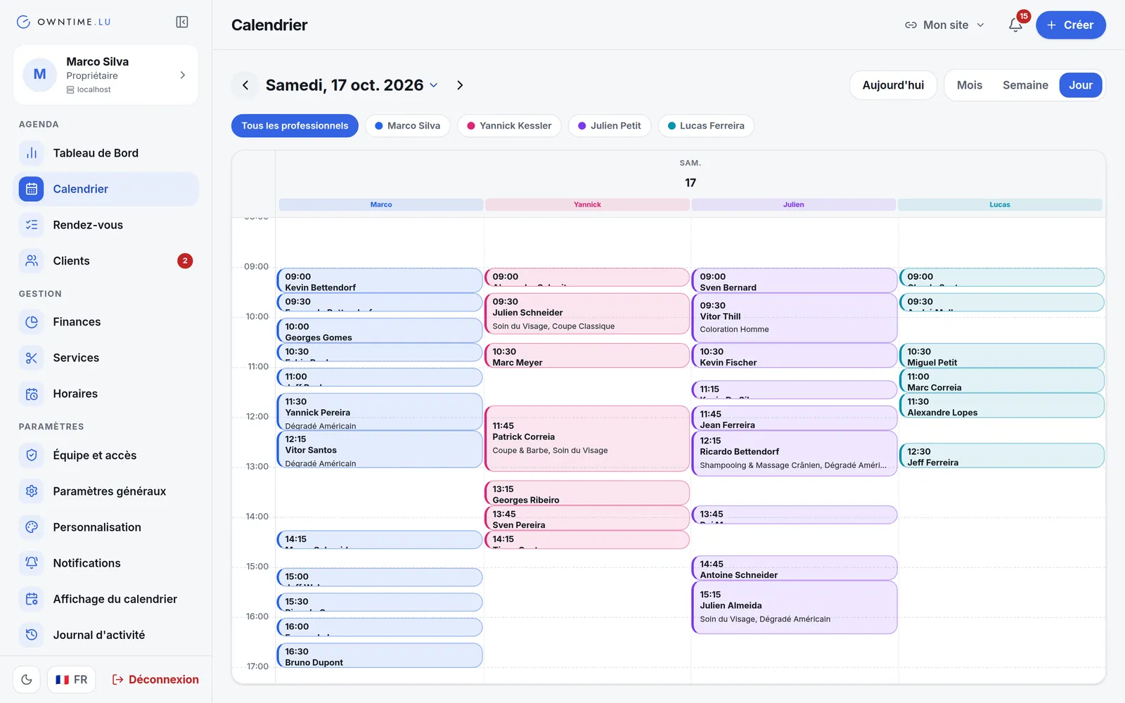 Vue jour du calendrier : une colonne par professionnel, chaque rendez-vous à sa durée réelle.
